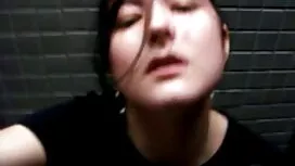 Junges Mädchen mag m ...