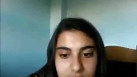 Die Frau gibt einen  ...
