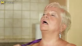 Junge Blondine reife ...